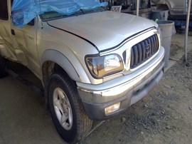 2002 TOYOTA TACOMA, SILVER, PRE-RUNNER, CREW CAB, 2.7L, AT, 2WD.  Z26368